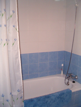 Three bedroom apartment to rent Anoreta golf Costa del Sol - Family Bathroom