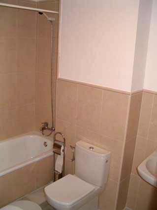 Three bedroom apartment to rent Anoreta golf Costa del Sol - En-Siute Bathroom