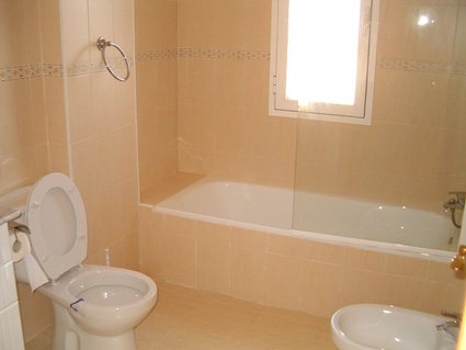 Three bedroom apartment to rent Anoreta golf Costa del Sol - En-suite Bathroom