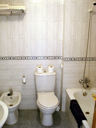 Malaga Apartment Rental, Rincon de la Victoria - Ensuite Bathroom to Master Bedroom