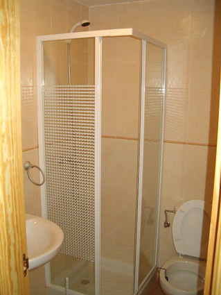Three bedroom apartment to rent Anoreta golf Costa del Sol - Shower Room